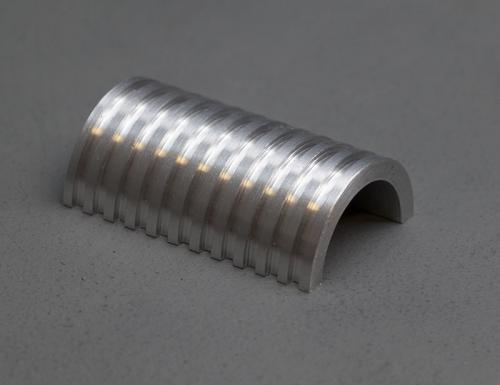 Demi-cylindre en aluminium avec rainures