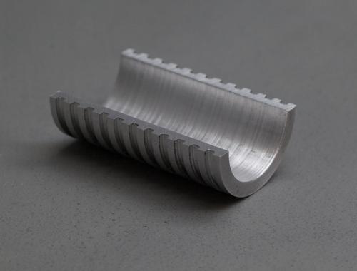 Demi-cylindre en aluminium avec rainures