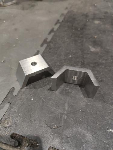 Besoin de 2 pièces acier identiques