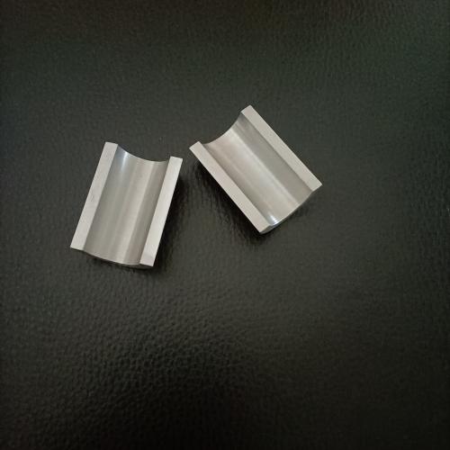deux demi-coquilles en aluminium